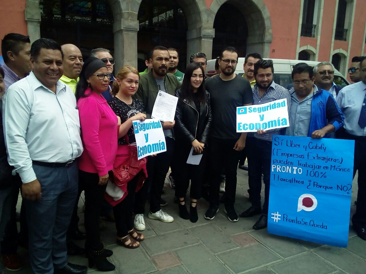 Entregan al Congreso 11 mil firmas de apoyo a Pronto